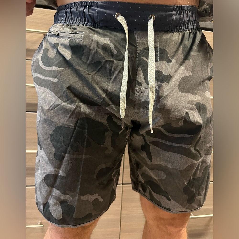 Vuori Men's Athletic Shorts - Black Camo